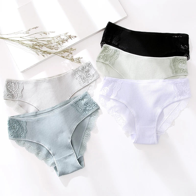 Pack of 3 cotton and lace panties, Camilia model